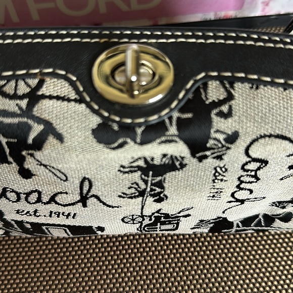🤩Vintage Coach Horse & Carriage Wristlet - Picture 4 of 7